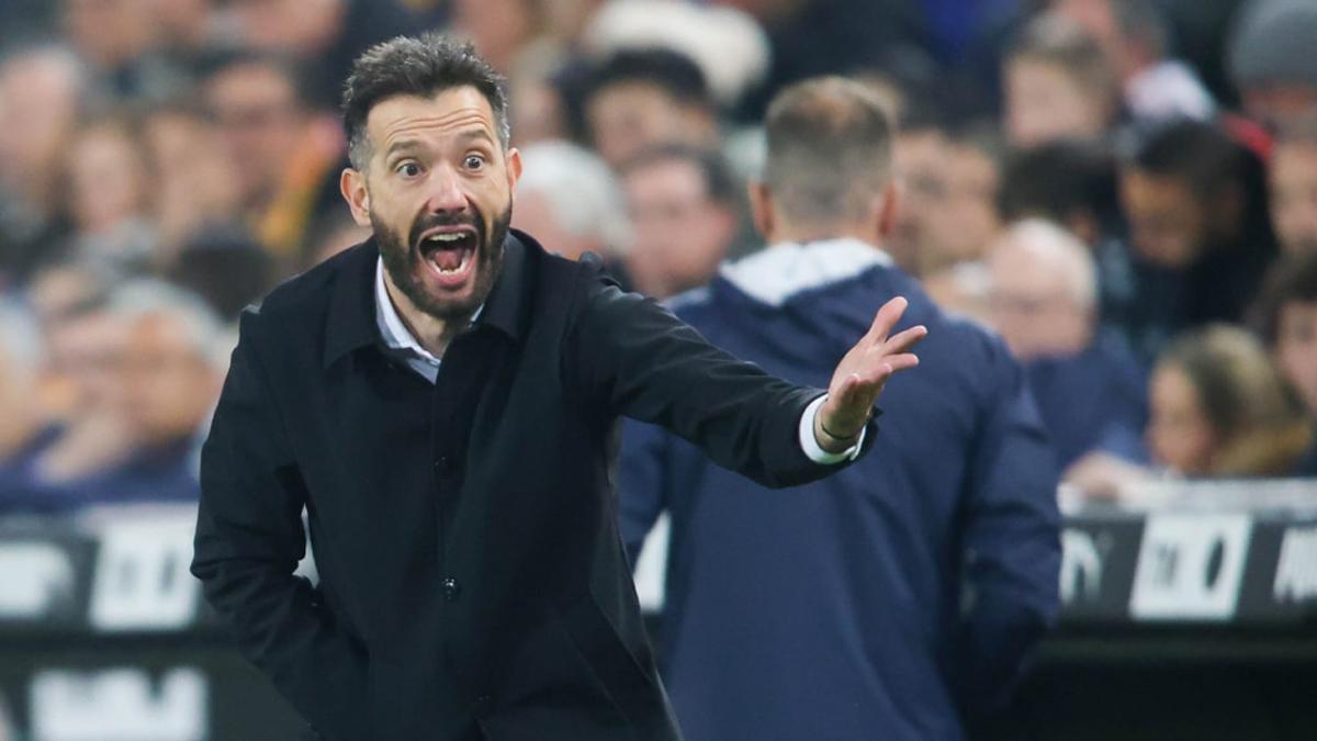 Corberán, gritando en la banda