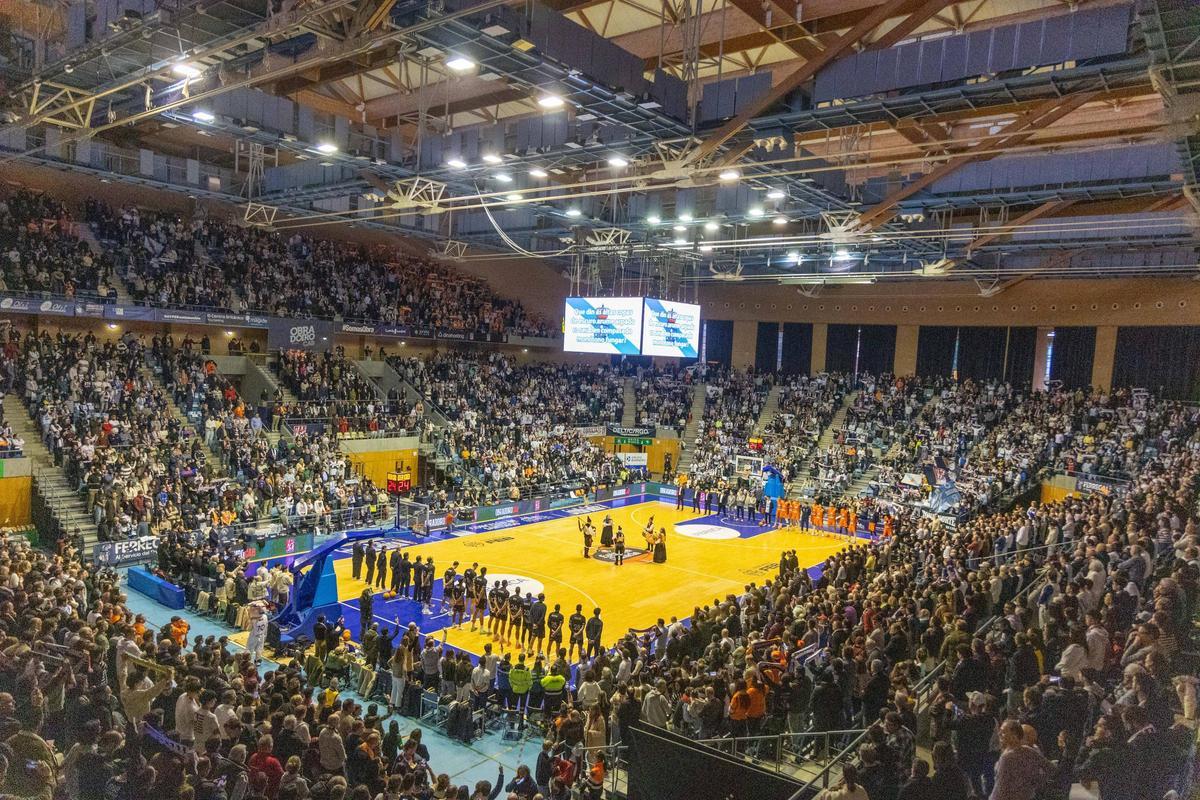 Imagen de Sar lleno en el derbi entre Obradoiro y Leyma