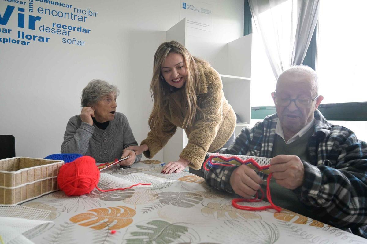 Fabiola García con dous usuarios na Casa do Maior da Campara.