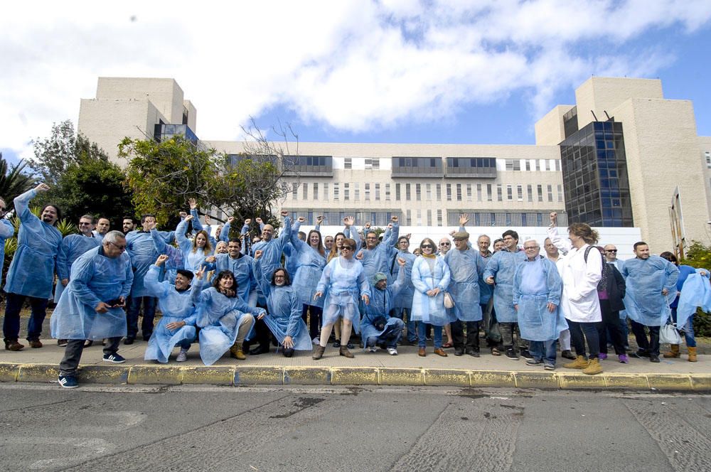 Concentración frente al Hospital Doctor Negrín en defensa de la sanidad pública