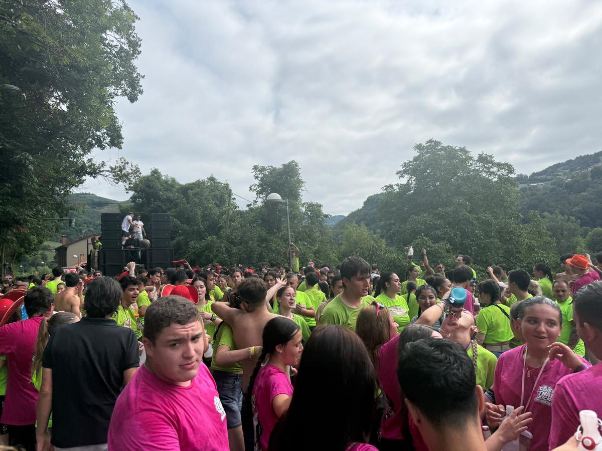 Los "romeros" de varias peñas disfrutando de la jira de Pola de Laviana.