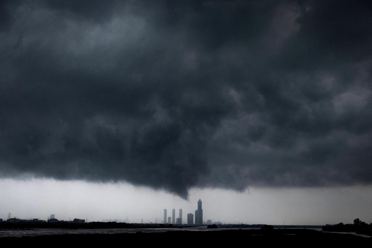 Las nubes monzónicas se ciernen sobre el desbordado río Yamuna, en Nueva Delhi, India, el 15 de julio de 2023.