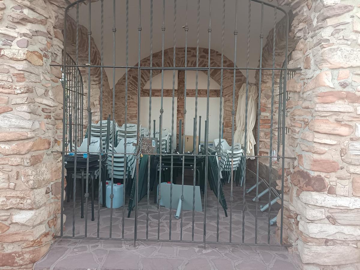 La ermita del Garbí, cerrada y llena de sillas y mesas