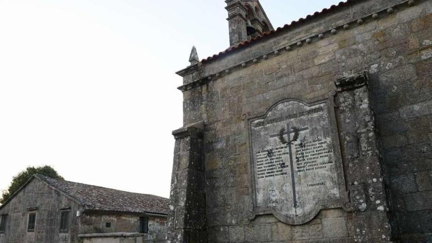 El lateral de la iglesia de Beluso con las inscripciones. // Gonzalo Núñez