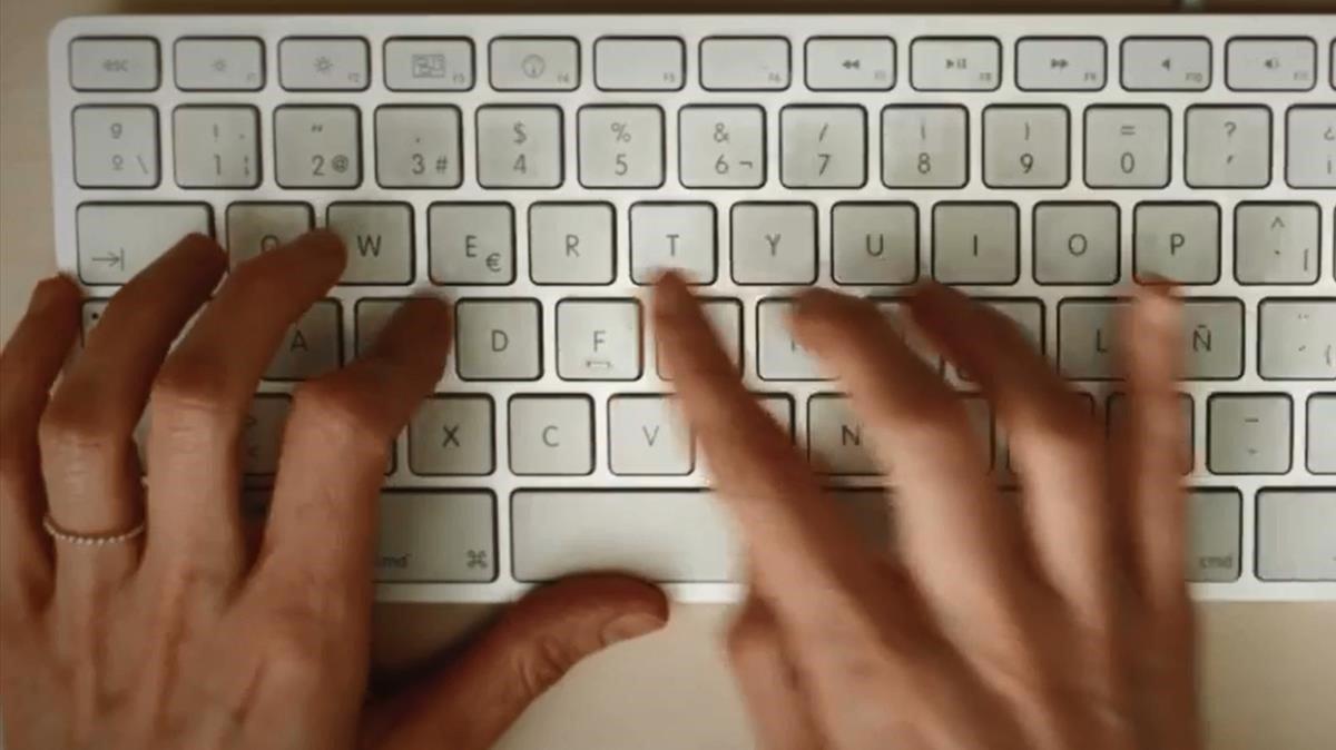 Imagen de archivo de una persona usando un teclado de ordenador