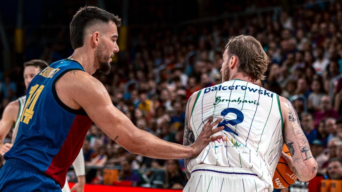 Willy Hernangómez y Olek Balcerowski, en un Barça - Unicaja de la temporada 24/25