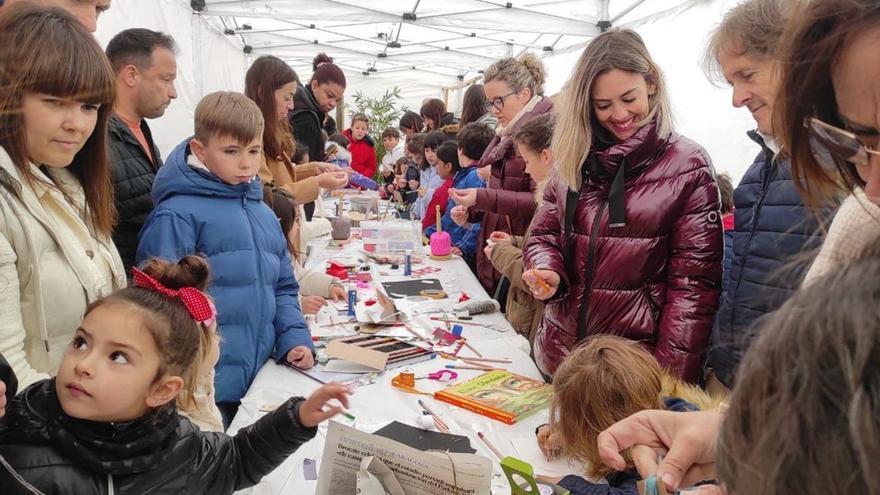 Los niños elaboraron marcapáginas y tarjetas de felicitación. | SERVICIO ESPECIAL