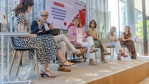 Los ponentes (de derecha a izquierda): la Dra. Marta Julià, la Dra. Christelle Ferrà, la Dra. Mercedes Gironella, la Dra. Eva Domingo y el Dr. Alfons Soler; junto a la periodista Núria Bonet.