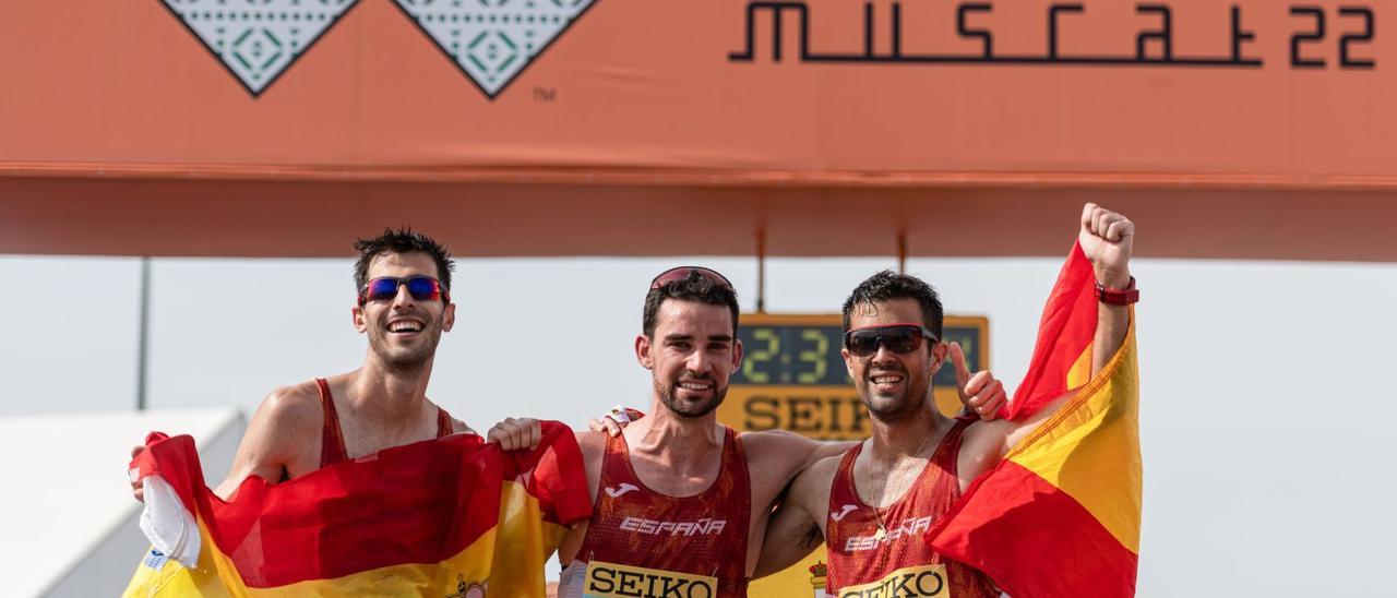Marc Tur, Álvaro msrtín y Miguel Ángel López celebran el título por equipos conseguido en el Mundial de marcha de Omán. | SERGIO MATEO/E.P.