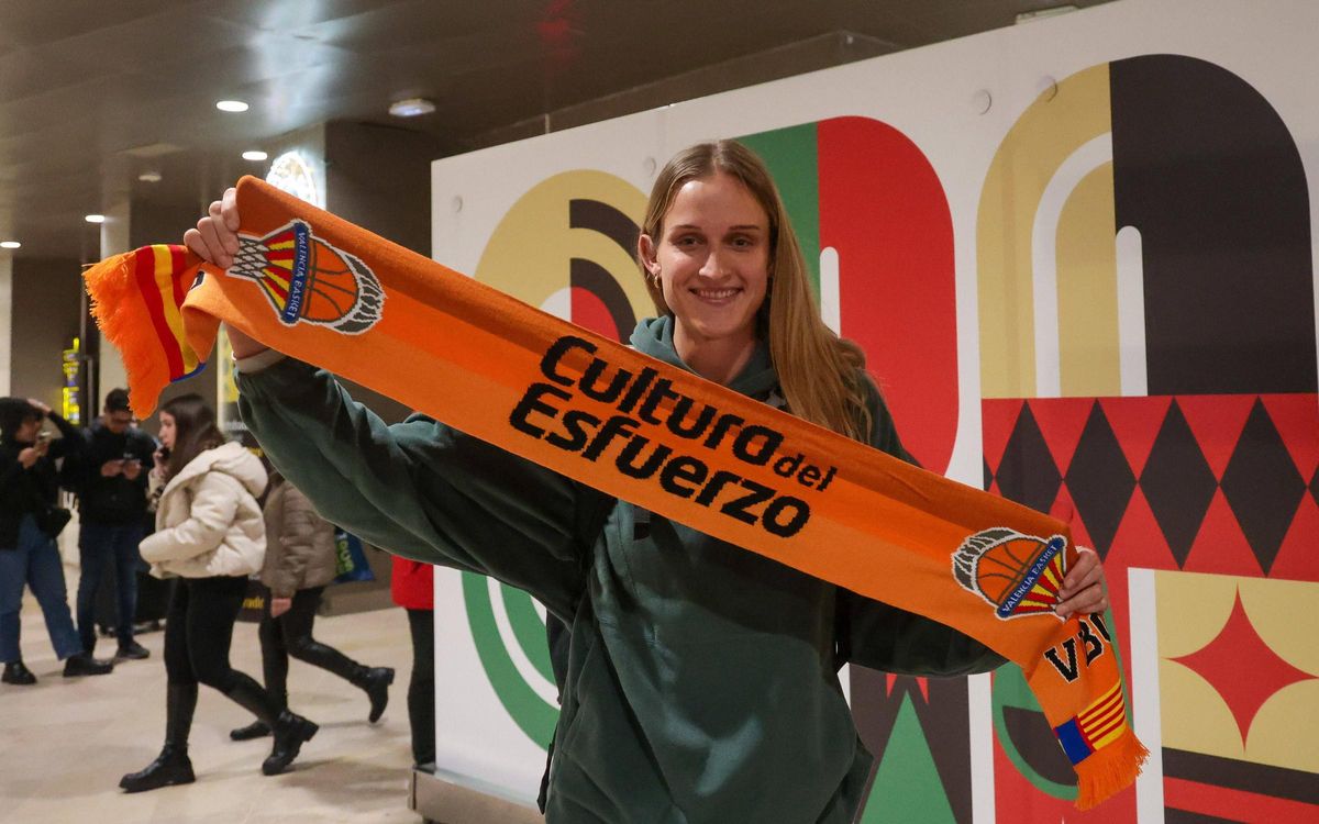 Leo Fiebich, a su llegada al aeropuerto de Manises el año pasado tras haber ganado la WNBA.