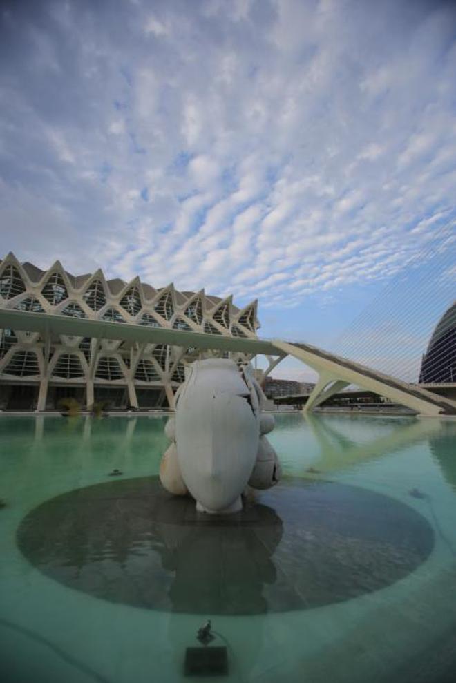 Esculturas de Manolo Valdés en el lago de la Ciudad de las Artes y las Ciencias