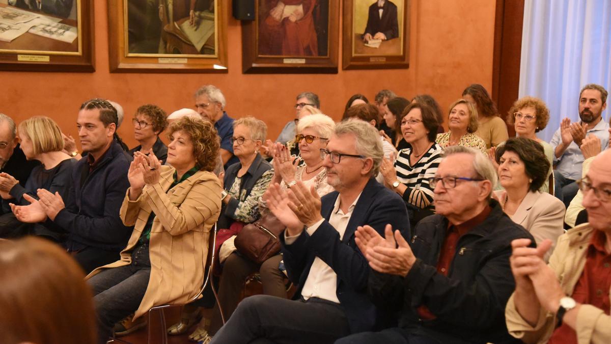 Assistents a l&#039;acte solemne d&#039;incorporació de Maria Matilde Almendros Carcasona a la Galeria de manresans il·lustres