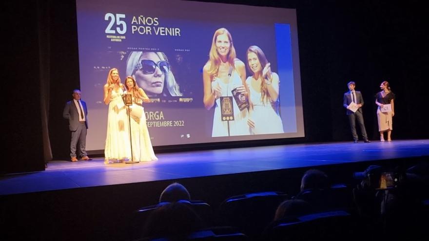 Las actrices de Ibiza Ana Vide y Bárbara Hermosilla recogen el premio a Mejor Actriz en el Festival de Cine de Astorga.