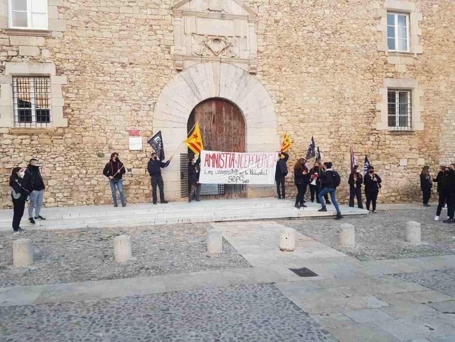 Una cinquantena d'estudiants es concentren davant del rectorat de la UdG per reclamar la llibertat de Hasél