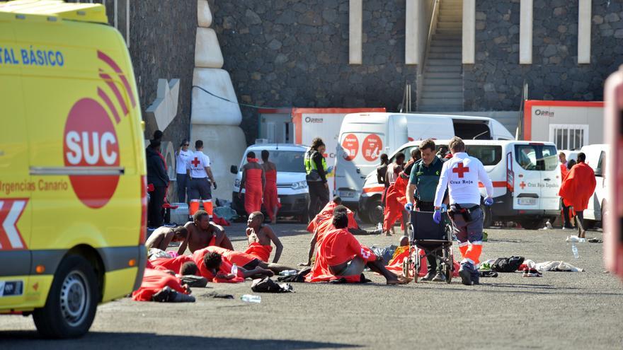 Archivo - Varios migrantes son atendidos por los servicios de emergencias, en el muelle de La Restinga, a 9 de noviembre de 2023, en El Hierro, Islas Canarias (foto de archivo).