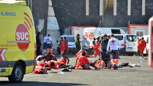 Archivo - Varios migrantes son atendidos por los servicios de emergencias, en el muelle de La Restinga, a 9 de noviembre de 2023, en El Hierro, Islas Canarias (foto de archivo).