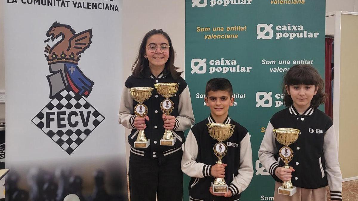 Los campeones del Club Escacs Ribera Baixa posan con sus trofeos.