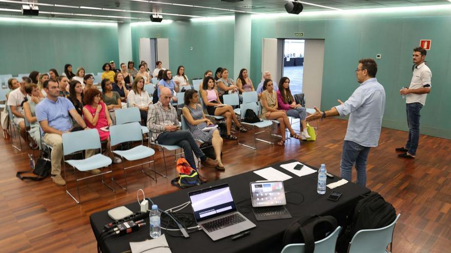 El profesor
Pablo Covela
explica la dinámica
del taller.  | // JOSÉ LORES