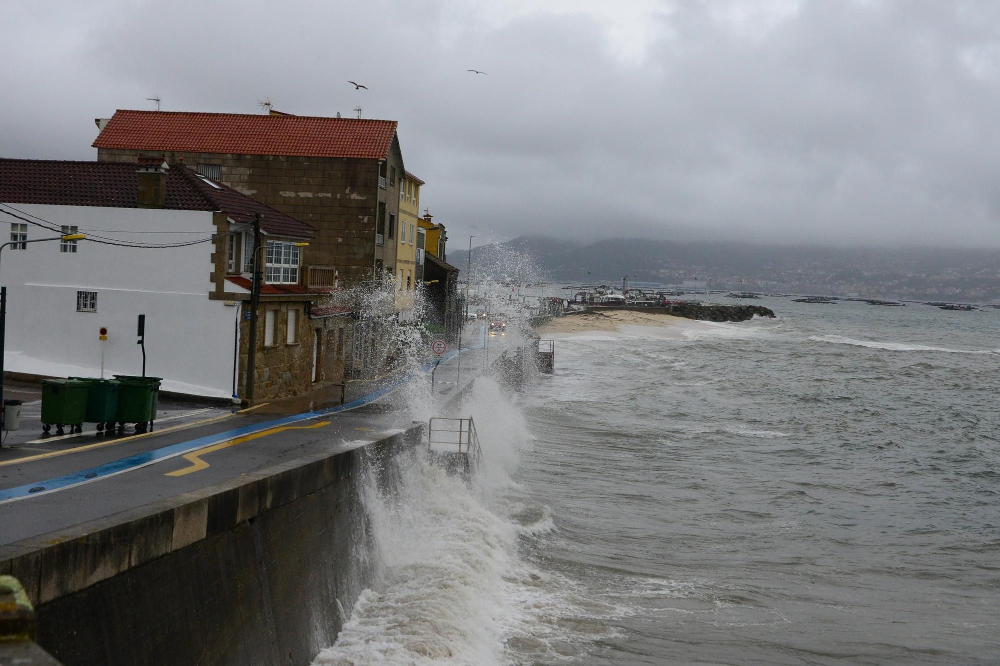 Una tromba de agua y el intenso viento suspende los barcos y causa desperfectos en O Morrazo