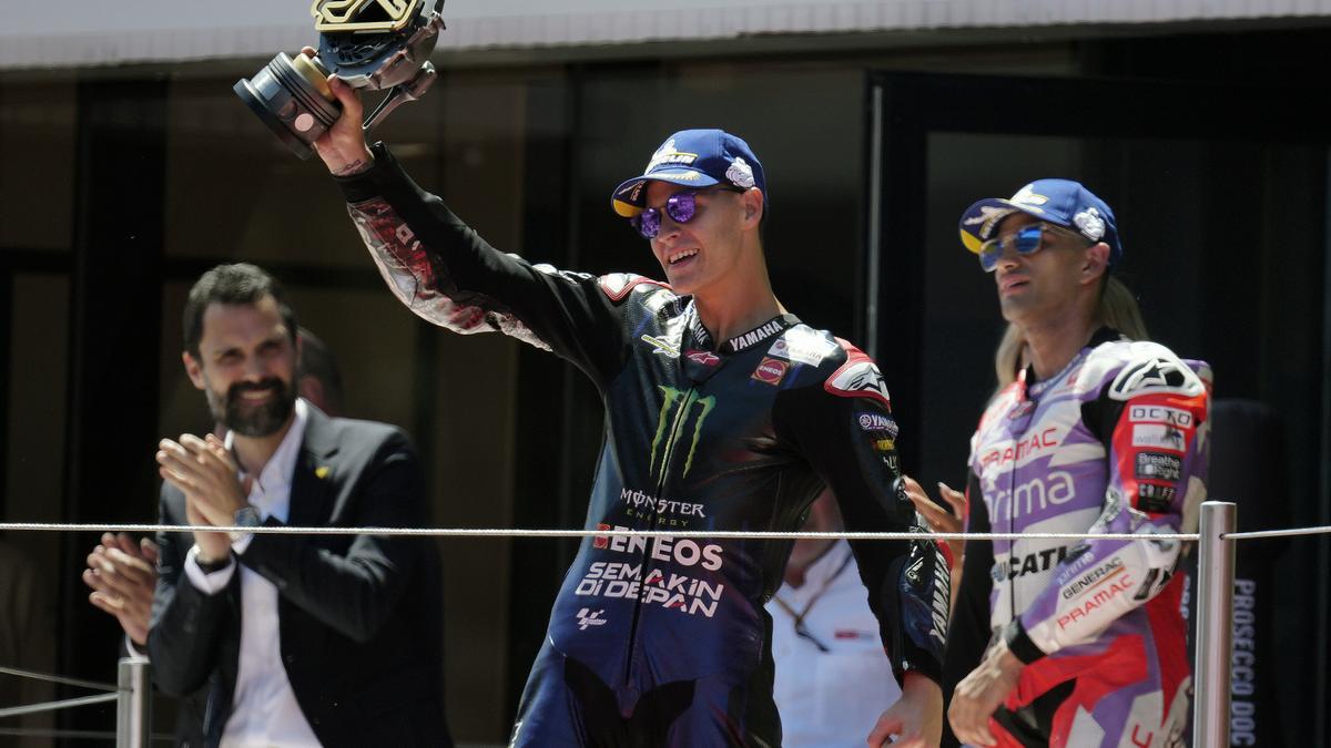 Fabio Quartararo celebra la victoria en Montmeló.