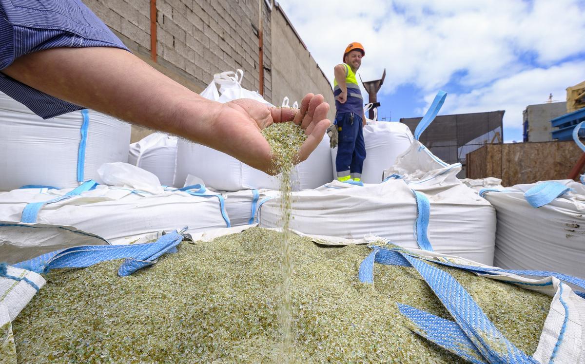Enrique Gómez muestra los gránulos de vidrio reciclado que se usa para la limpieza de los cascos de los barcos