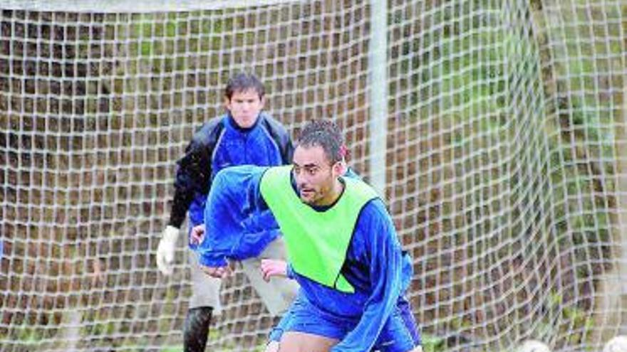 Mario intenta controlar un balón en un entrenamiento.