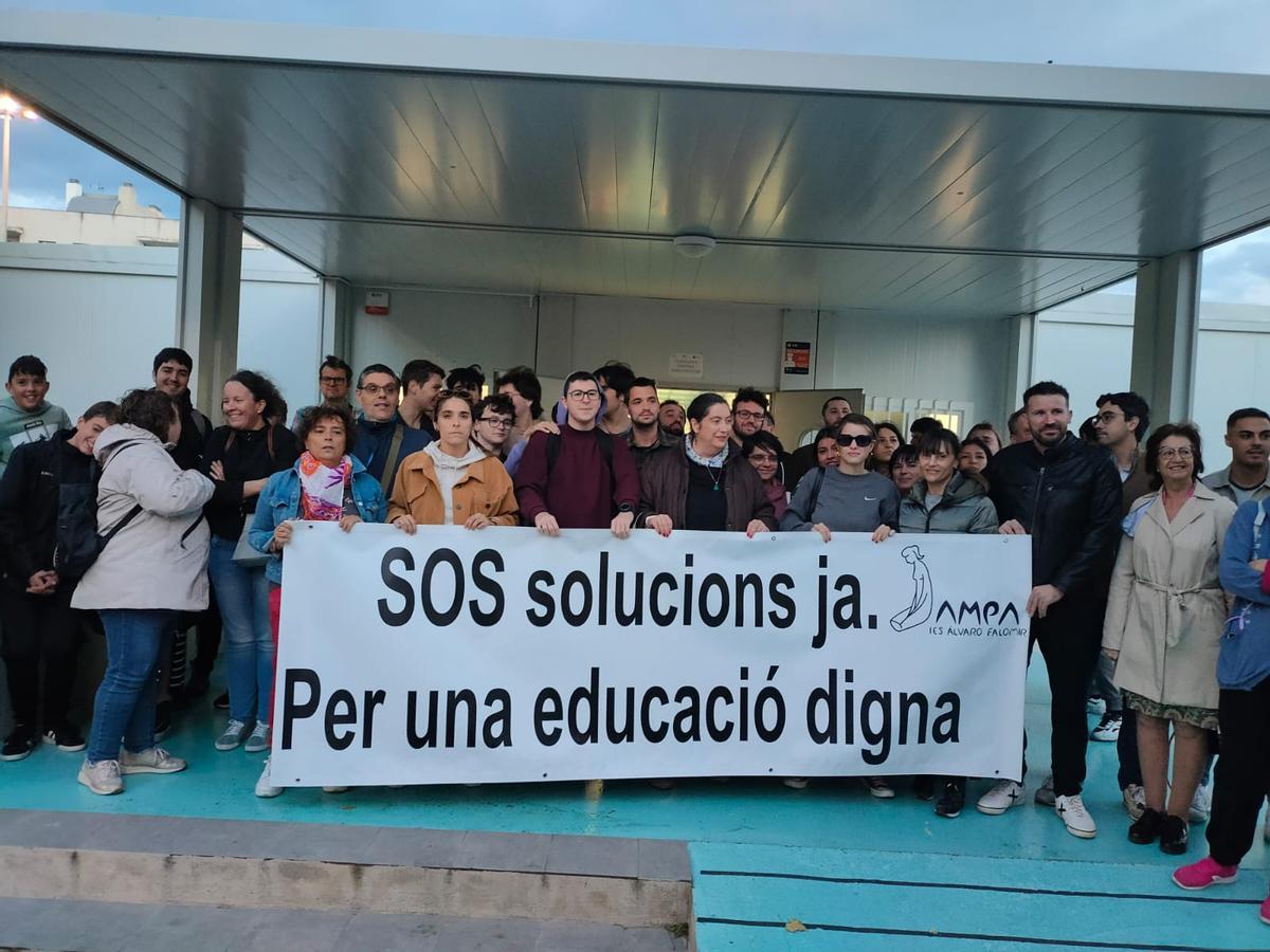 El AMPA del Álvaro Falomir ha convocado una concentración en este IES de Almassora para denunciar la falta de profesorado.