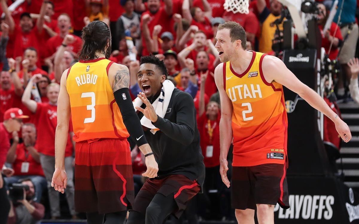 Mitchell e Ingles (derecha) felicitan a Ricky Rubio por su exhibición en un tiempo muerto