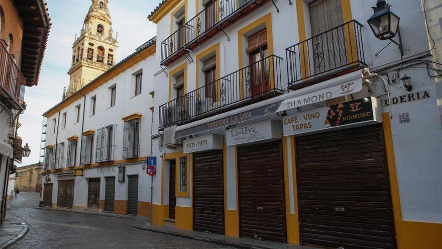 Negocios cerrados junto a la Mezquita-Catedral, en la Judería.