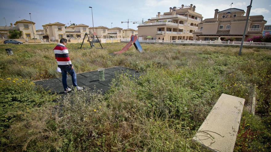 Imagen de un parque en estado de abandono en Orihuela Costa.