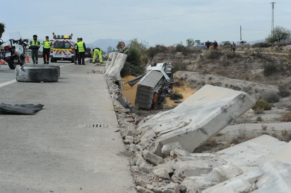 Herido el conductor de un camión en Lorca tras caer desde la autovía A-7 a una rambla