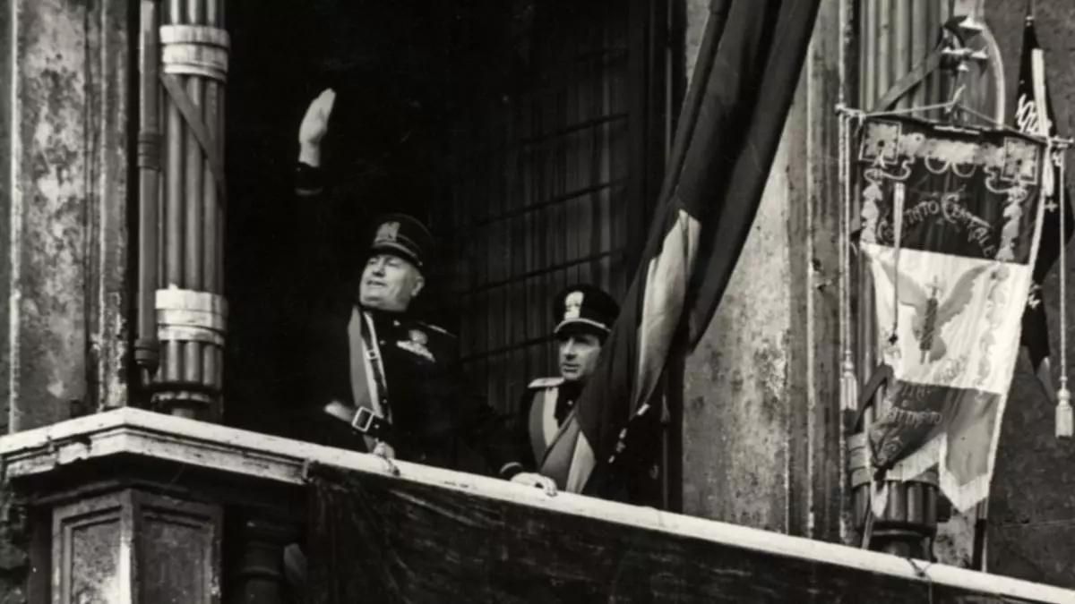 Mussolini en el balcón del palacio Venecia de Roma.