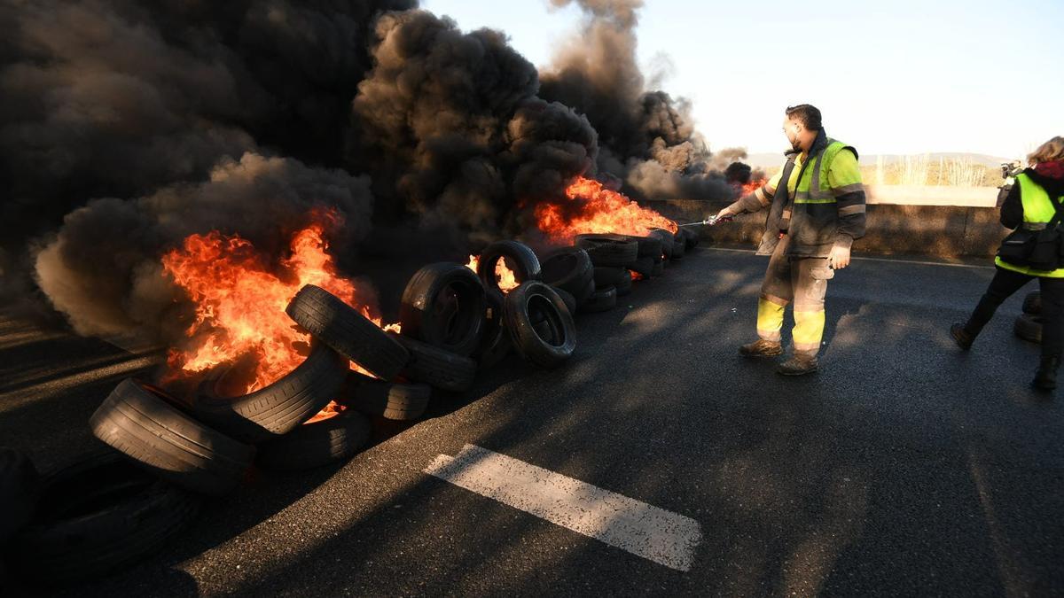 Los trabajadores le plantaron fuego a los neumáticos.