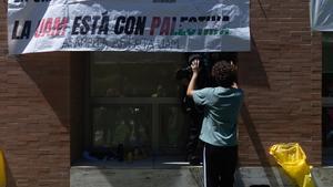 Un estudiante pone una pancarta durante una acampada para mostrar su apoyo al pueblo palestino y exigir el fin del conflicto en Gaza, en las inmediaciones de la Casa de Estudiantes de la Universidad Complutense, a 7 de mayo de 2024, en Madrid (España). El
