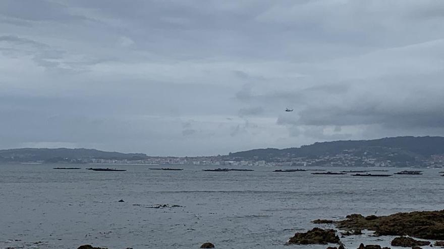 El Pesca I sobrevolando el Polígono de Bateas de Bueu