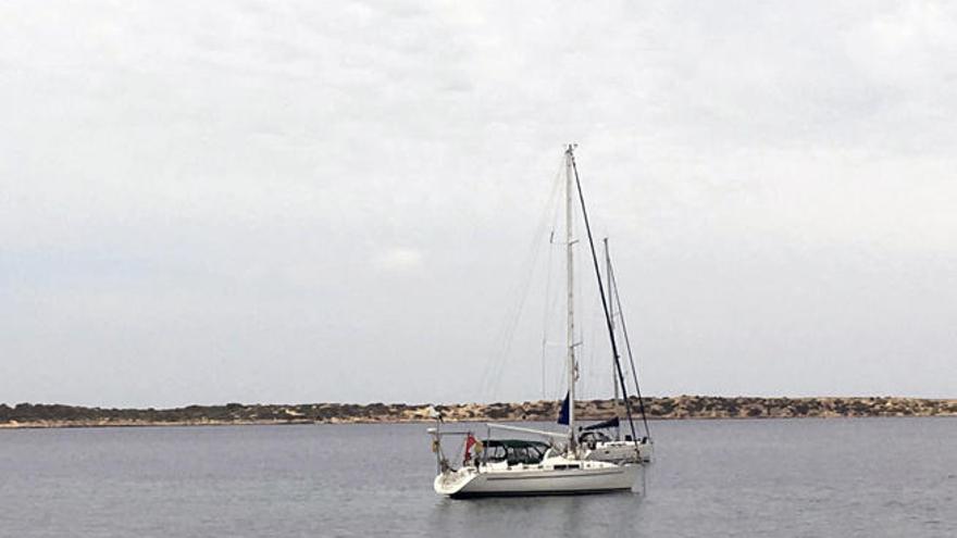 Dos veleros fondean sobre posidonia, el pasado mes, en el Parque Natural.