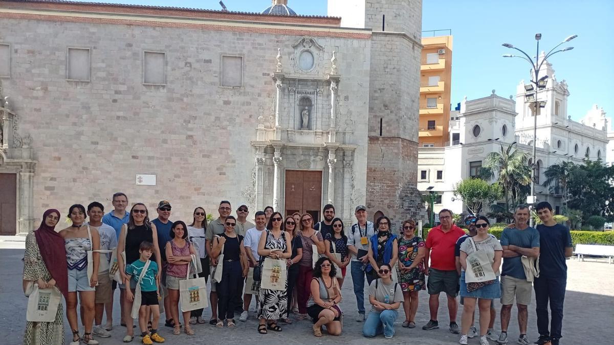 Participantes en una de las rutas guiadas organizadas durante el Fin de Semana Modernista.