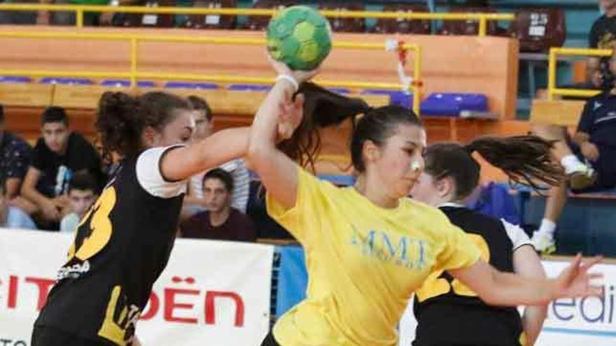 Sheila lanza a portería durante un partido en el Ángel Nieto.