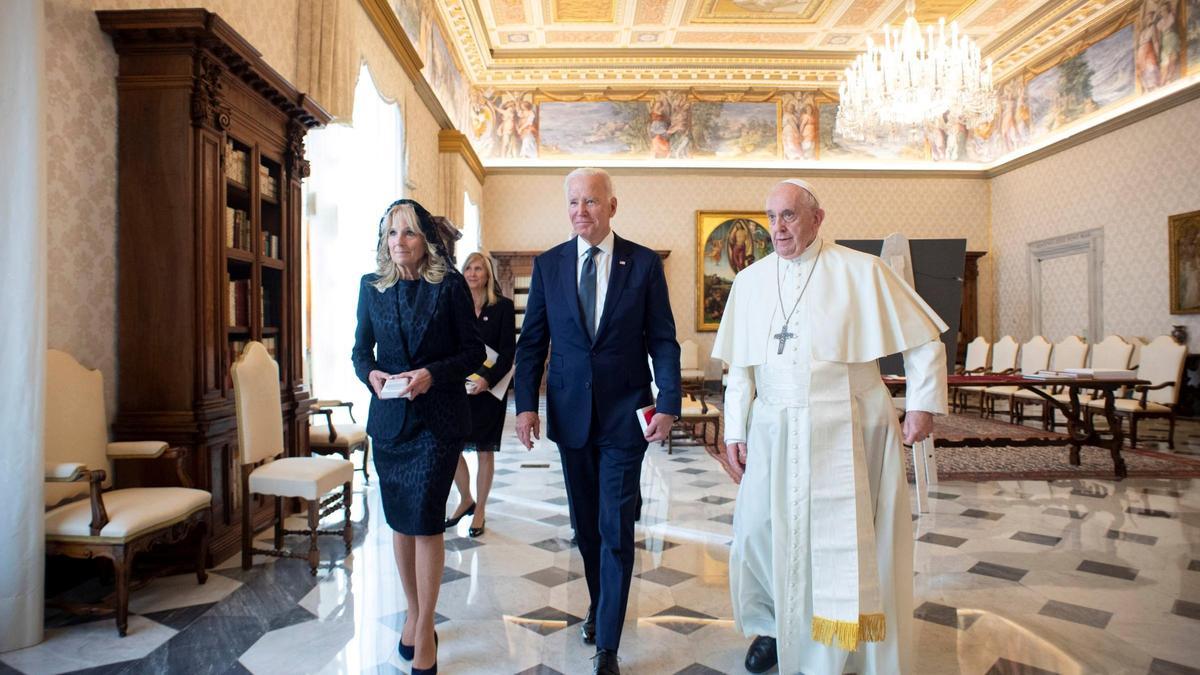 El presidente de EEUU, Joe Biden, junto a su mujer y el Papa Francisco.