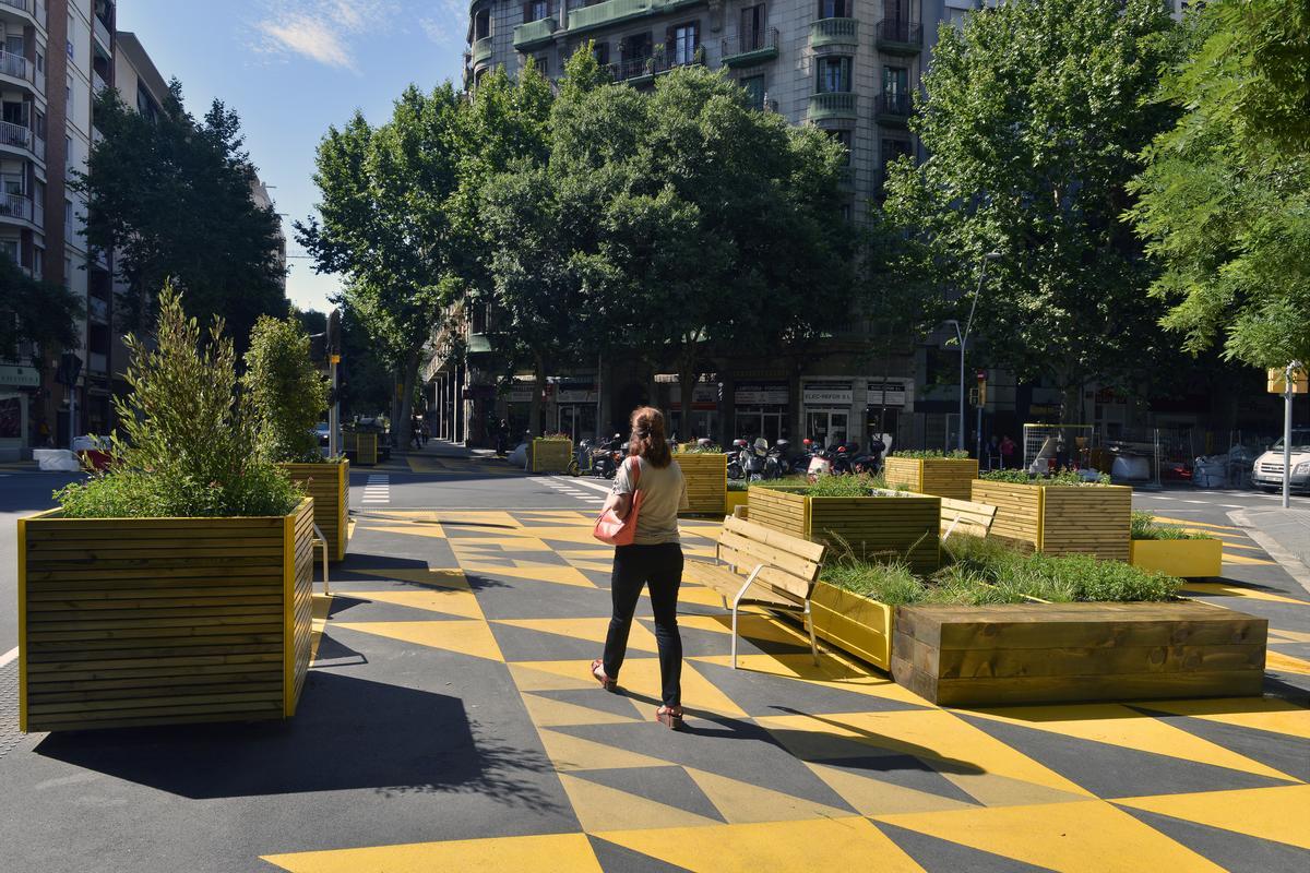 Veïns de l’Eixample obren una via per blindar la Superilla