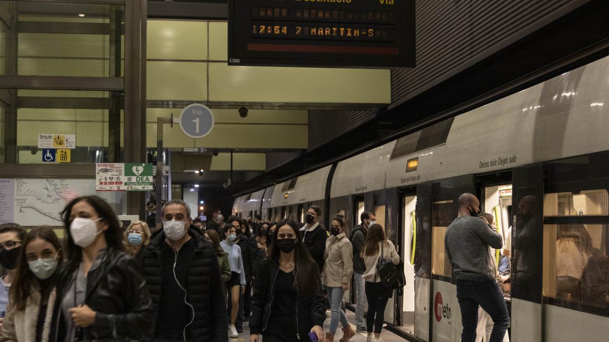 La tarjeta Suma permitirá viajar más barato en el transporte público de València y el área metropolitana.