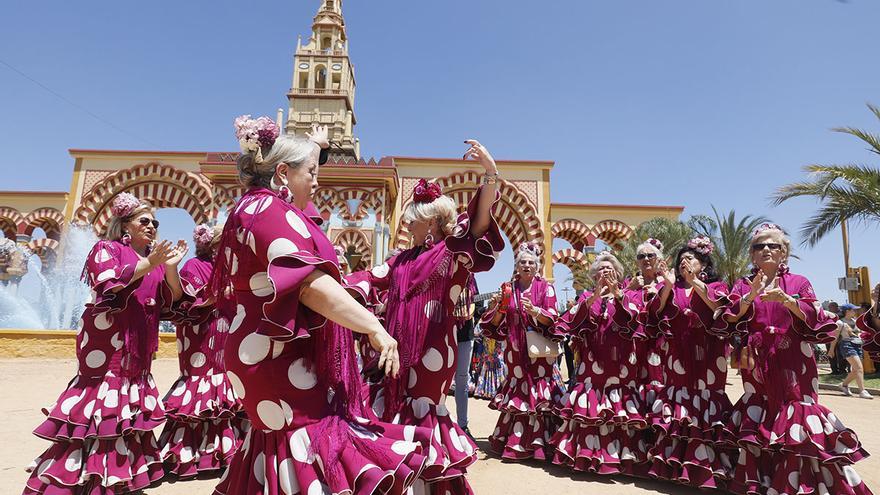Los coros rocieros impregnan de alegría y color el camino al Arenal