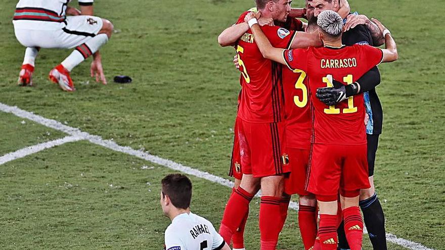 Los belgas celebran el triunfo ante Ronaldo. |  // JOSÉ MANUEL VIDAL