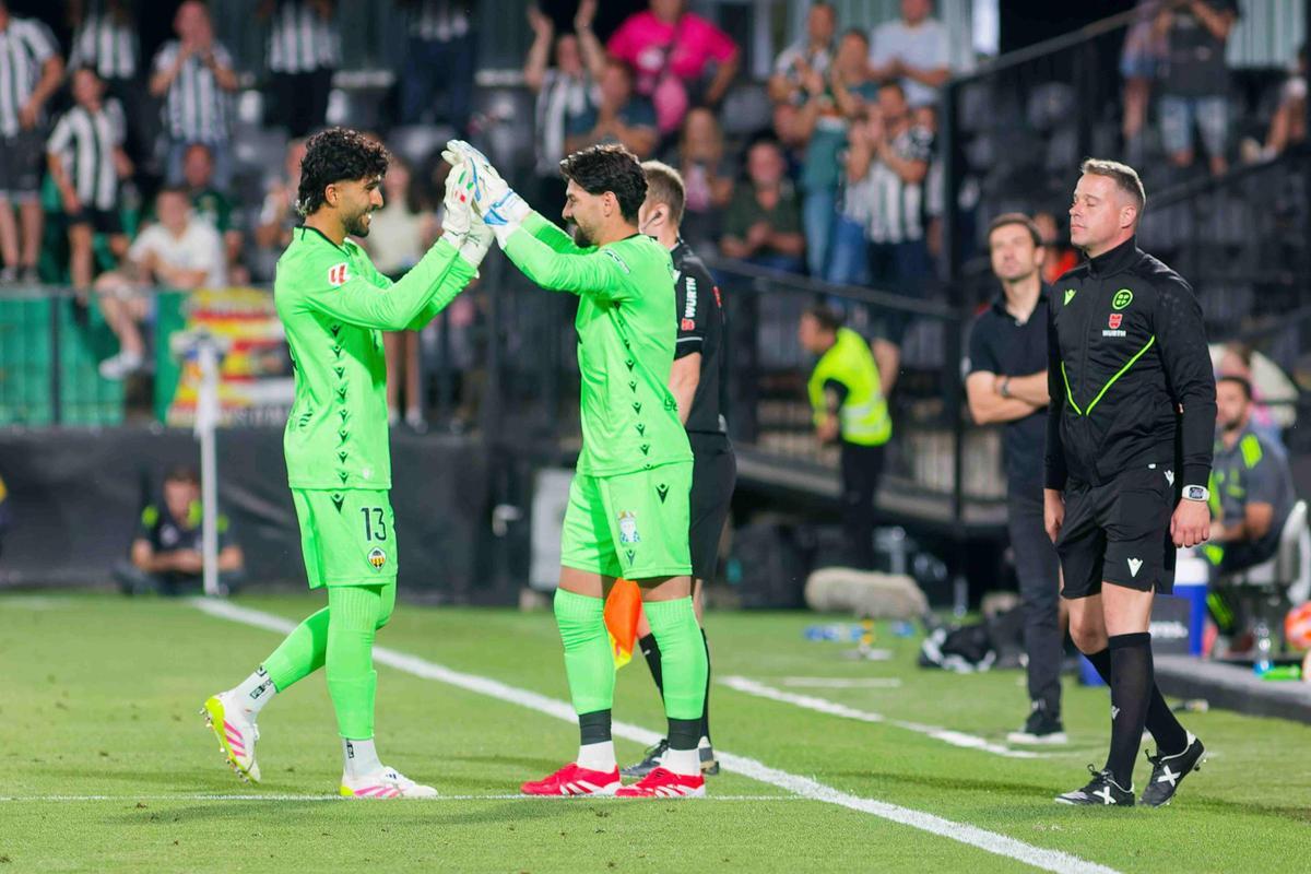 Amir Abedzadeh y Gonzalo Crettaz se saludan durante el cambio en el Castellón-Real Zaragoza.