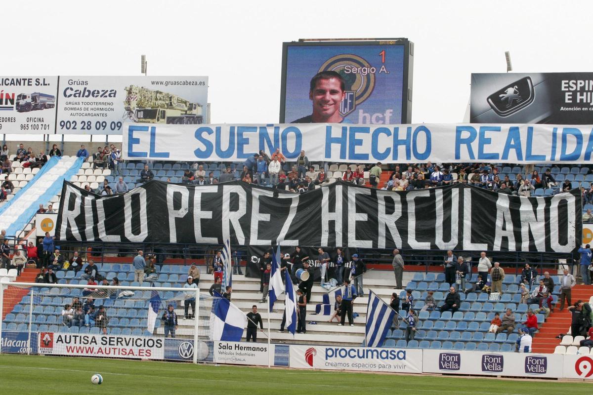 Pancarta levantada en el fondo sur tras la recompra del Rico Pérez al Ayuntamiento por parte del Hércules.