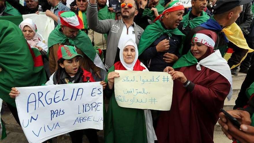 Miles de argelinos exigen la caída del jefe del Ejército, socio de Bouteflika