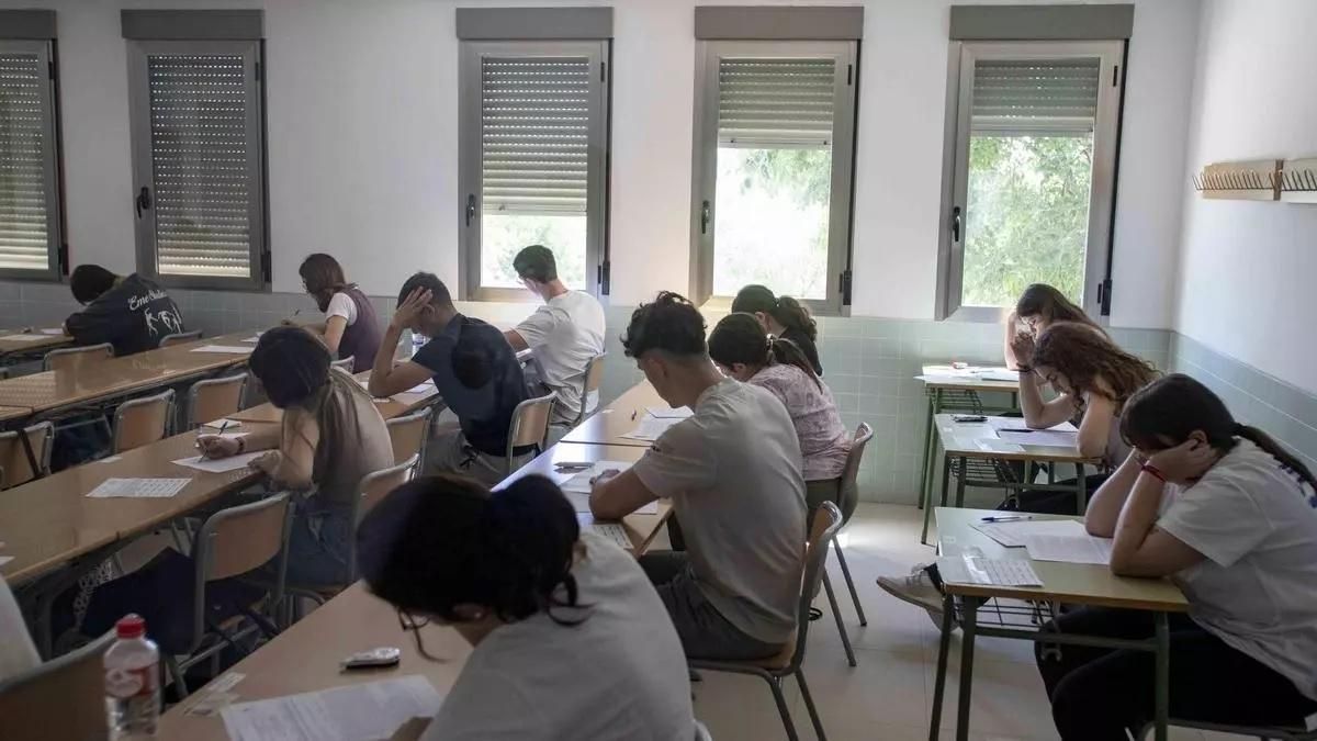 Alumnos realizan unas pruebas, en imagen de archivo.