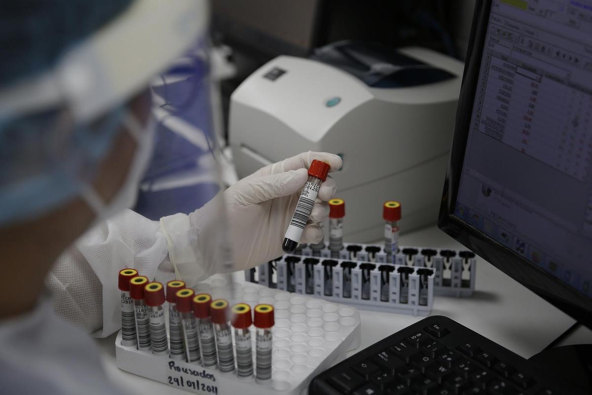 Imagen de archivo de un laboratorista que analiza muestras de sangre. EFE/Rodrigo Sura Imagen de archivo de un laboratorista que analiza muestras de sangre. EFE/Rodrigo Sura