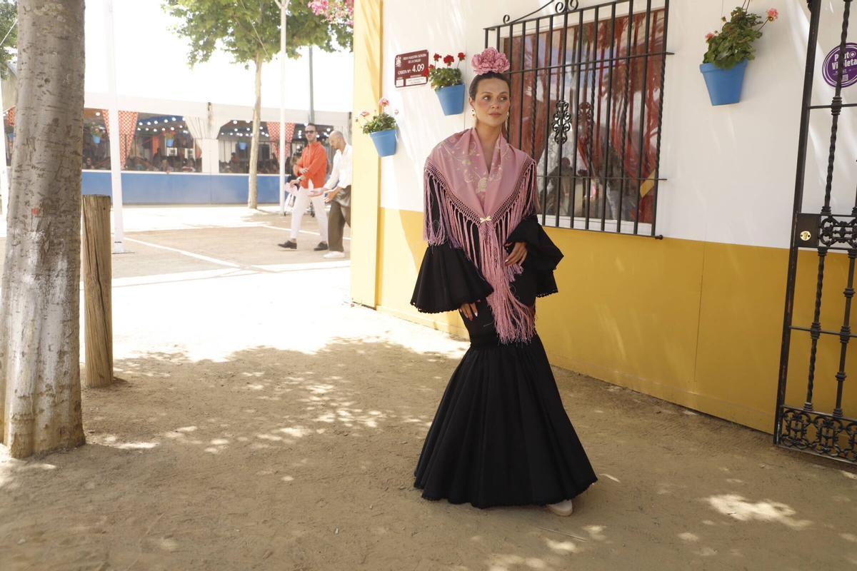 Cordobesas y visitantes lucen sus trajes de gitana en El Arenal