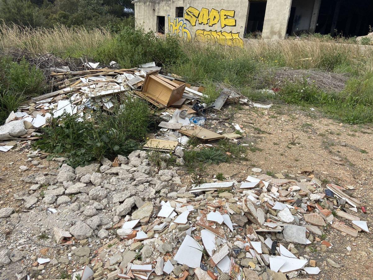 Vertido de escombros en la Vall d'Uixó.
